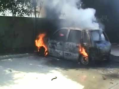 नोएडा में कंस्ट्रक्शन साइट पर तोड़फोड़, फायरिंग