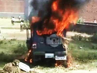 गाजीपुर : नाराज भीड़ ने की पुलिस चौकी में आगजनी