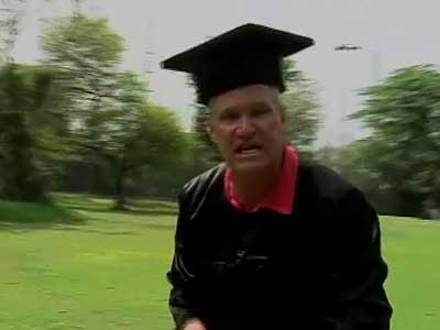 Ace golfer Shiv Kapur gives catching practice to Prof Deano