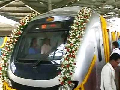 Video : Mumbai Metro: trial run with train draped in flowers