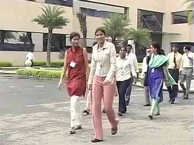 भारत की आबादी 121 करोड़ हुई