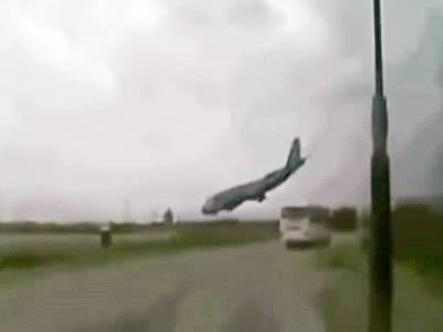 Video : कैमरे में कैद : उड़ान भरते  ही क्रैश हो गया विमान