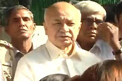 Will try to get back Sarabjit's body soon: Sushil Kumar Shinde to family Will try to get back Sarabjit's body soon: Sushil Kumar Shinde to family
