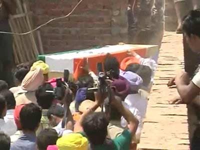 Video : Thousands gather for Sarabjit's last journey