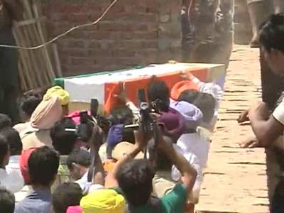 Thousands gather for Sarabjit's last journey