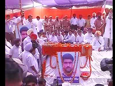 सरबजीत को अंतिम विदाई देने उमड़ी भीड़