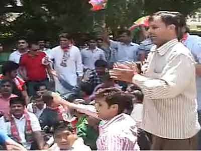 Videos : रिश्वत कांड में भांजा गिरफ्तार, बंसल के घर प्रदर्शन