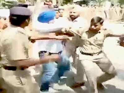 Videos : चंडीगढ़ : बंसल के घर के बाहर प्रदर्शन, लाठीचार्ज