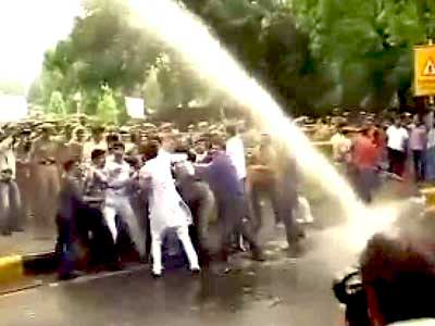 Video : Cops use water cannons on protesters outside Railways Minister's house