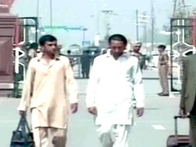 Videos : पाकिस्तानी कैदी सनाउल्लाह से मिलने परिवार भारत पहुंचा