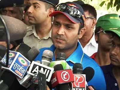 Video : Sehwag gives safe driving tips on Delhi roads