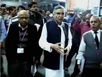 Videos : कोयला घोटाला : कैबिनेट की बैठक से रेलमंत्री गैर-हाजिर, कानूनमंत्री मौजूद