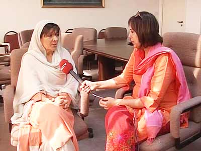 Video : Imran doesn't know how to rest; we have taken away his phone, says sister Aleema Khan