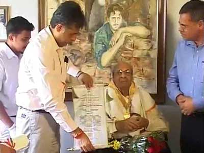 Video : Pran receives Dadasaheb Phalke award at home