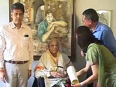 अपने घर पर फाल्के सम्मान से नवाजे गए प्राण