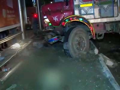 बेकाबू ट्रक ने दो मजदूरों की जान ली, तीन घायल