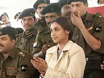 Rani Mukherji visits jawans at Pokhran (Aired: May 2004)