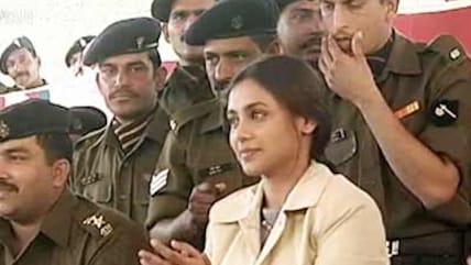 Rani Mukherji visits jawans at Pokhran (Aired: May 2004)