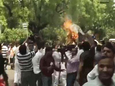 Video : BJP workers clash with police near PM's house