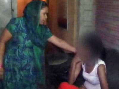 Videos : कैमरे में कैद : थाने में दारोगा ने युवती को मारा थप्पड़