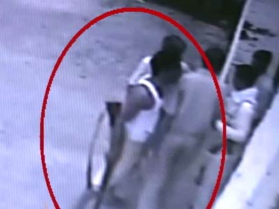 Videos : कैमरे में कैद : एसी, कूलर के लिए रंगदारी मांगते पुलिसवाले!