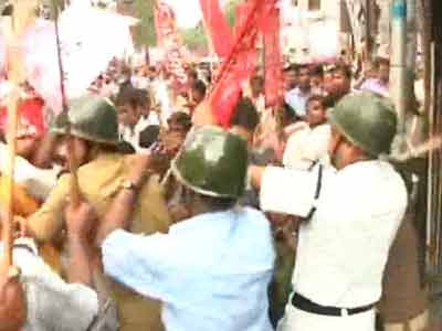 Video : Chit-fund scam: Cops lathicharge protesters in Kolkata