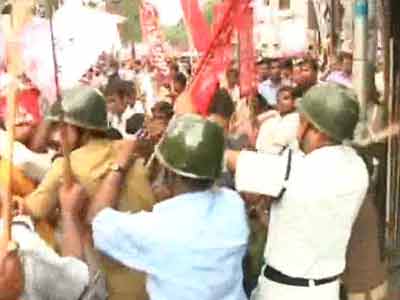 Chit-fund scam: Cops lathicharge protesters in Kolkata Chit-fund scam: Cops lathicharge protesters in Kolkata