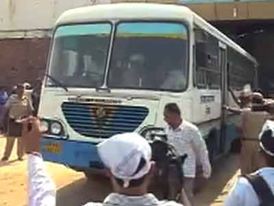 आश्रम से निकाले गए लोग, कुछ हैं बाकी