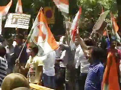 Congress workers protest against BJP attack on PM