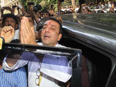 Video : Sanjay Dutt taken back to jail to complete 5-year sentence