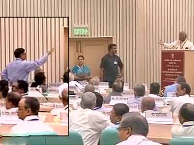 पीएम की मौजूदगी में श्रममंत्री के भाषण में खलल