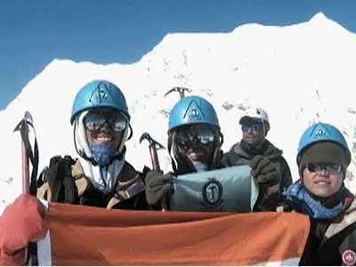 भारतीय जुड़वां बहनों ने एवरेस्ट को फतेह कर रचा इतिहास