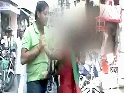 प्रेमी को पीटते हुए थाने ले गई युवती