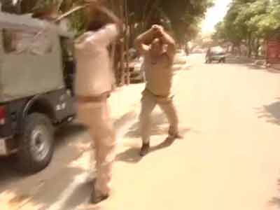Caught on camera: In Lucknow, it's khaki vs khaki