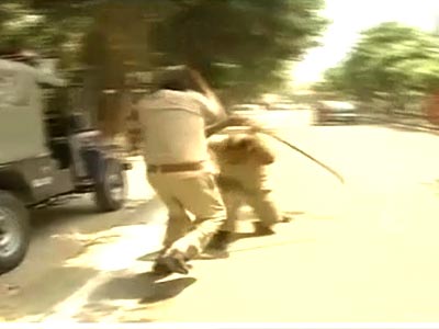 कैमरे में कैद : पीएसी के जवानों के बीच चलीं लाठियां