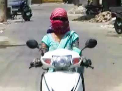 झुलसाती गर्मी ने लोगों को किया बेहाल