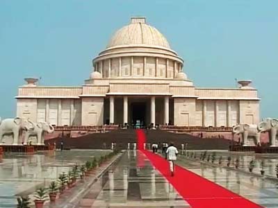 मायावती के बनाए स्मारकों में बजेगी शहनाई