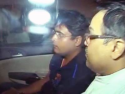 फिक्सिंग की फांस :  गिरफ्तार हो गए गुरुनाथ फिक्सिंग की फांस :  गिरफ्तार हो गए गुरुनाथ