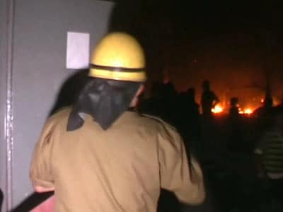 Videos : दिल्ली में भीषण आग में सैकड़ों झुग्गियां खाक