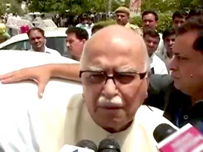 L K Advani meets Congress leader V C Shukla in hospital