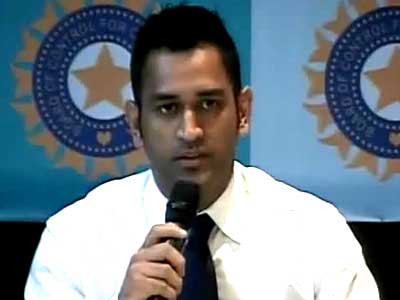 Video : Gagged Dhoni ducks questions on spot-fixing