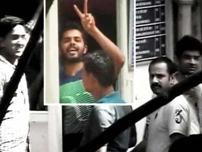 Video : Police seize Rs. 5.5 lakh allegedly paid to Sreesanth by bookies