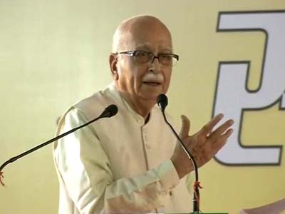 Video : Advani takes a swipe at Modi; rates Shivraj Chouhan higher than him