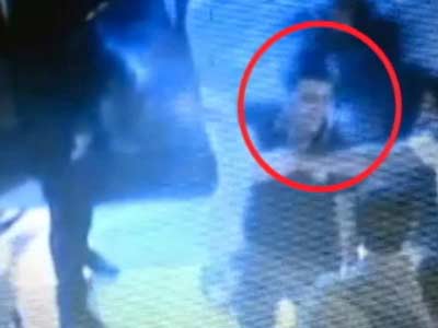 कैमरे में कैद : शादी समारोह में युवक को गोली मारी