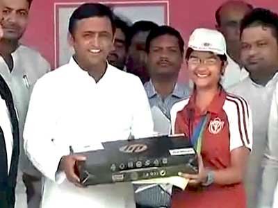 गाजियाबाद में लैपटॉप बांटने पहुंचे अखिलेश