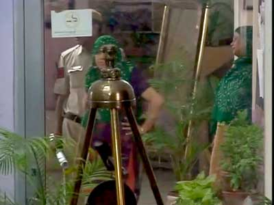 दिल्ली :पाक राजनयिक से बदसलूकी, दो गिरफ्तार दिल्ली :पाक राजनयिक से बदसलूकी, दो गिरफ्तार