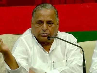 Mulayam praises Nitish, but jokes Akhilesh can pull a Bihar "in 15 days"