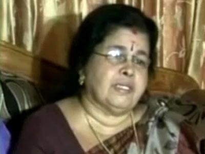 Sreesanths mother breaks down while talking about IPL scam