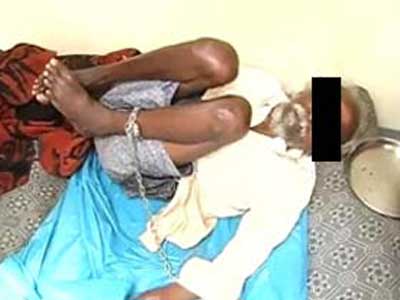 बेंगलुरु : वृद्ध पिता को छत पर बांधकर रखता था बेटा