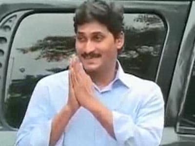 Video : Jagan Mohan Reddy in court for hearing that embarrasses Congress